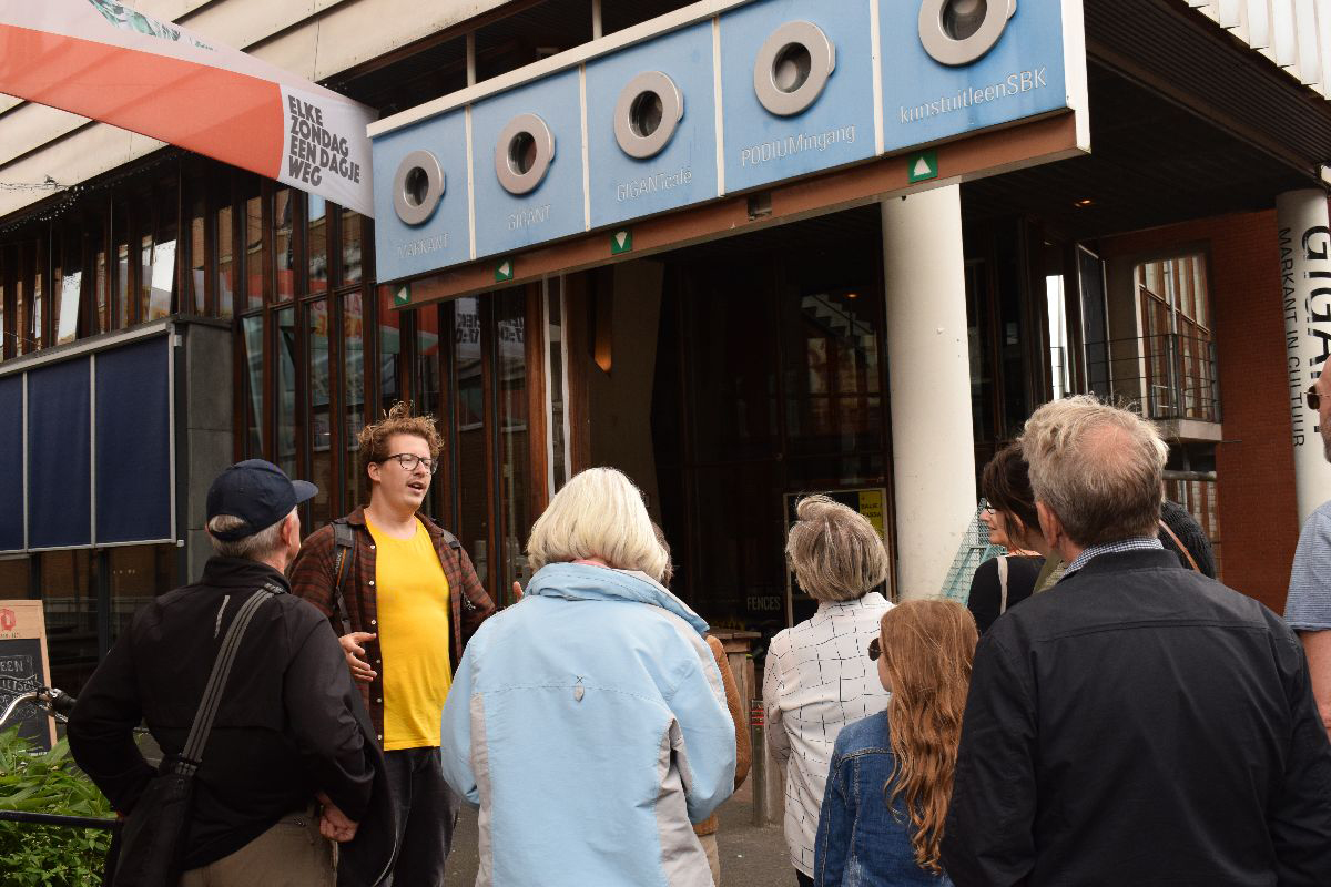 Martijn tijdens een rondleiding
